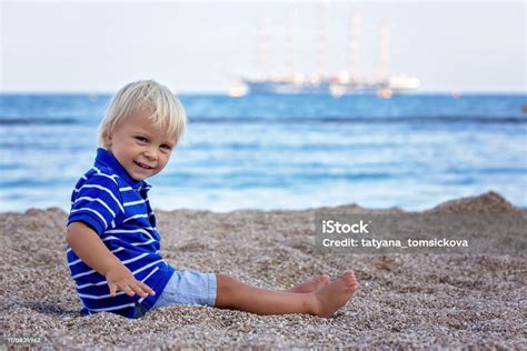 nackte titten am strand|Nackte Amateur Titten am Strand beobachten